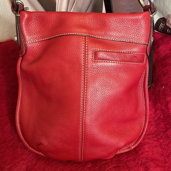 B MAKOWSKY GENUINE RED PEBBLED LEATHER CROSSBODY HANDBAG WITH LEOPARD LINING - Picture 5 of 13